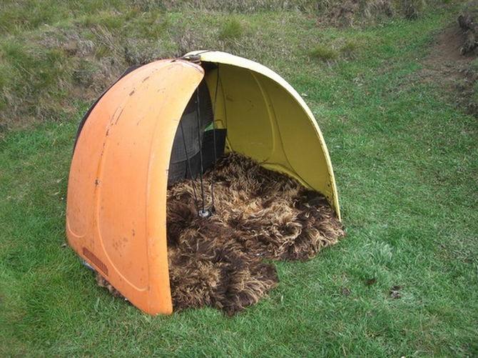 La tente de berger fabriquée avec des capots de Volkswagen et de la laine de mouton