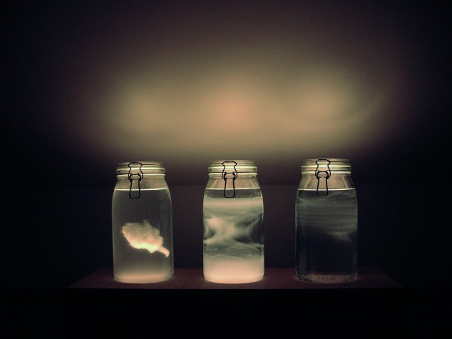 Charlotte Charbonnel, ADN, 2006.  Installation, expérience éphémère (durée de vie du nuage: 60 heures). Dimensions variables, techniques mixtes, bocaux en verre de 3 litres